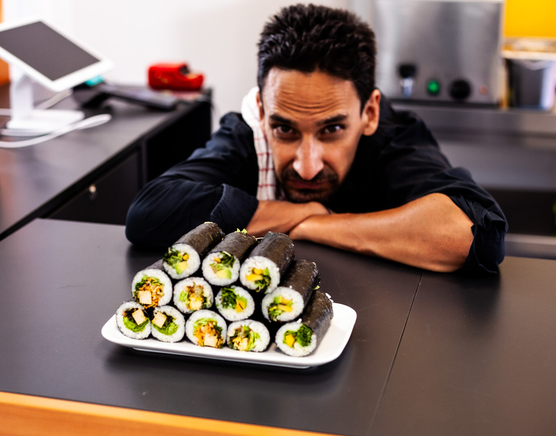 Patrick présentant une création culinaire