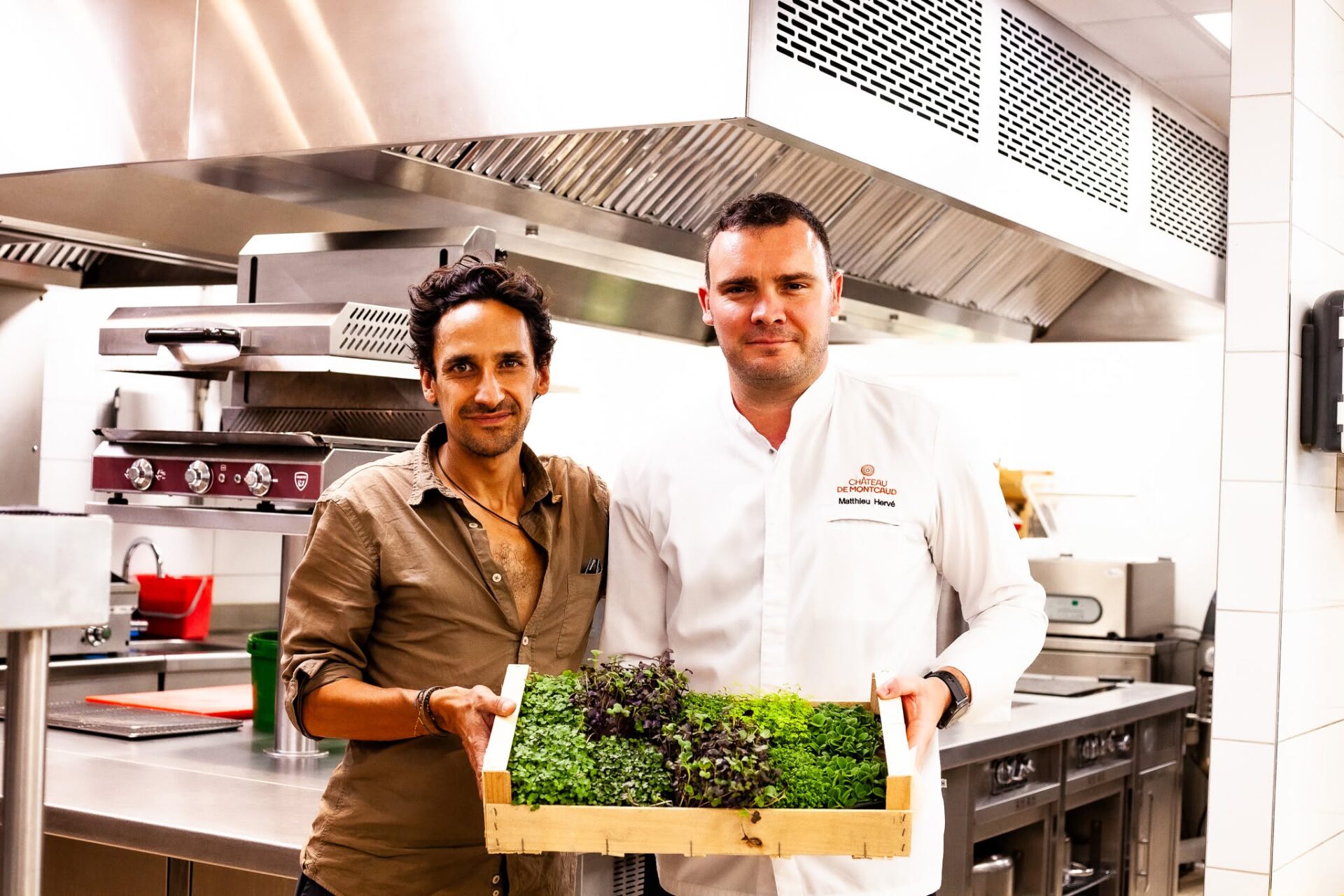 Patrick Vibert avec le chef Matthieu Hervé au Château de Montcaud, présentant un plateau de micropousses