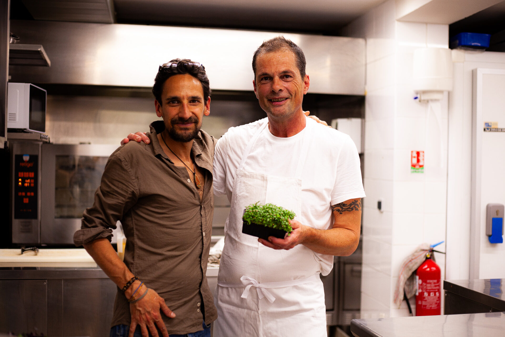 Patrick Vibert avec un chef partenaire de 80 Jours et une barquette de micropousses