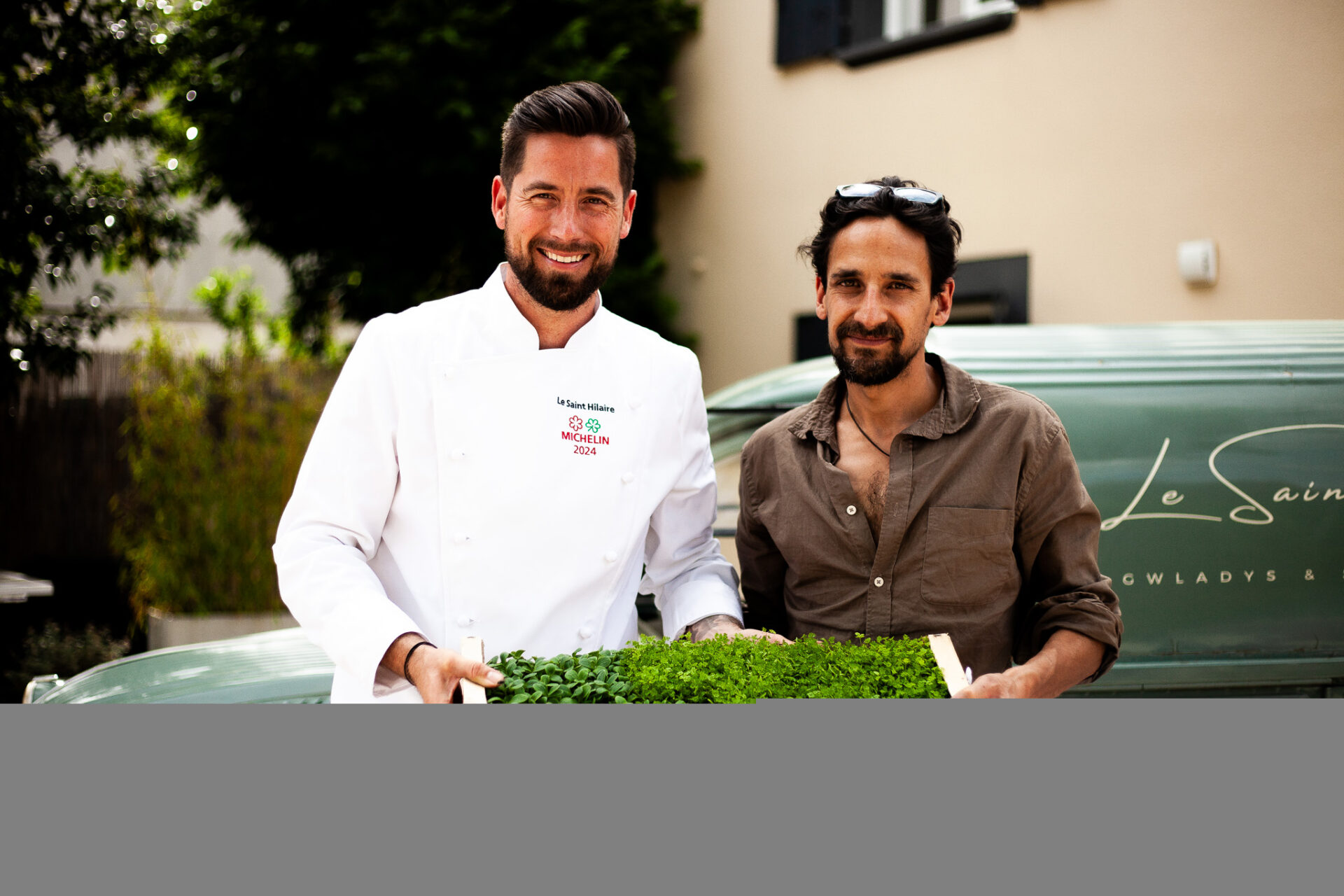 Le chef Sébastien Rath avec Patrick Vibert et un plateau de micropousses