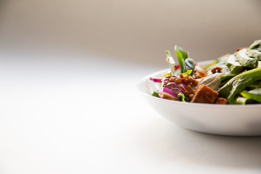 Bowl végétal coloré accompagné de noix, graines et micropousses
