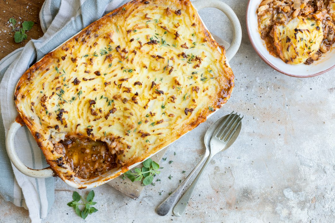 Parmentier végétal doré servi avec une garniture aux lentilles
